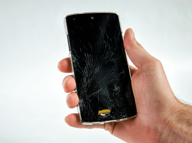 Повреждение или износ телефона. К сожалению, разбитый экран — очень частая проблема для владельцев смартфонов. Фото.