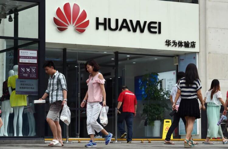 Скидки на Huawei. Люди, готовые покупать Huawei. Фото.