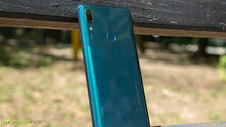 Почему все смартфоны одинаковые? Интересный блеск задней стенки от Huawei. Фото.