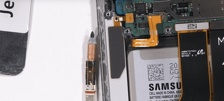 Что находится внутри Samsung Galaxy Note 10+. Компонент беспроводной зарядки для S-Pen. Фото.
