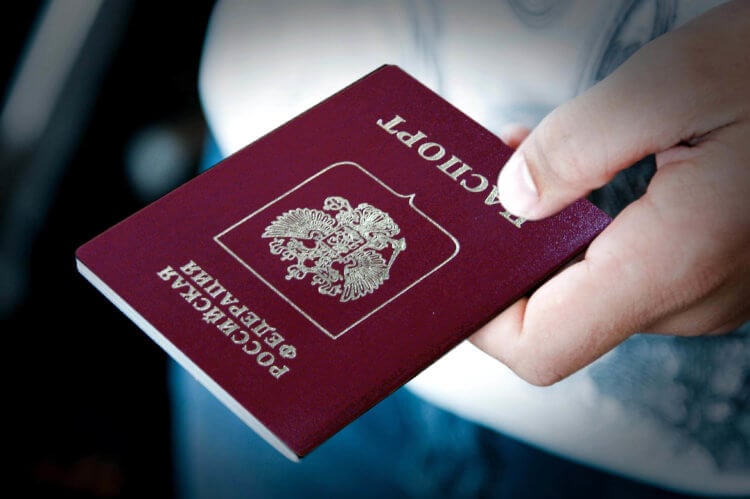 Можно ли покупать SIM-карту в переходе? Как мошенники получают паспортные данные. Фото.