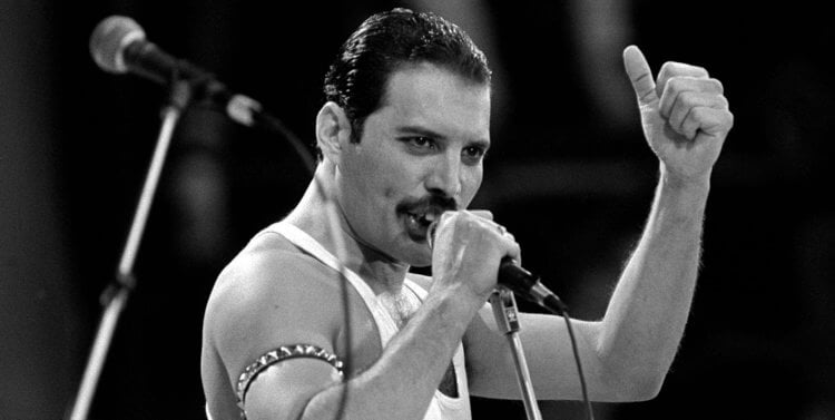 Вспоминаем Фредди Меркьюри с главными хитами группы Queen. Фото.