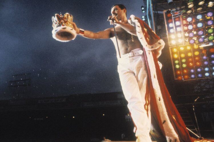 Вспоминаем Фредди Меркьюри с главными хитами группы Queen. Кадр с одного из главных концертов Queen — исполняется «Killer Queen». Фото.