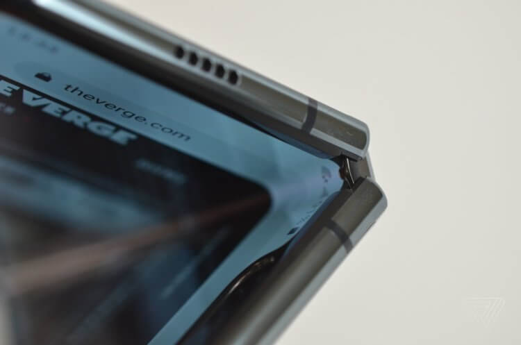 Обновленный Galaxy Fold и защита Android Q: итоги недели. Для укрепления дисплея под него установили прочные металлические пластины. Фото.