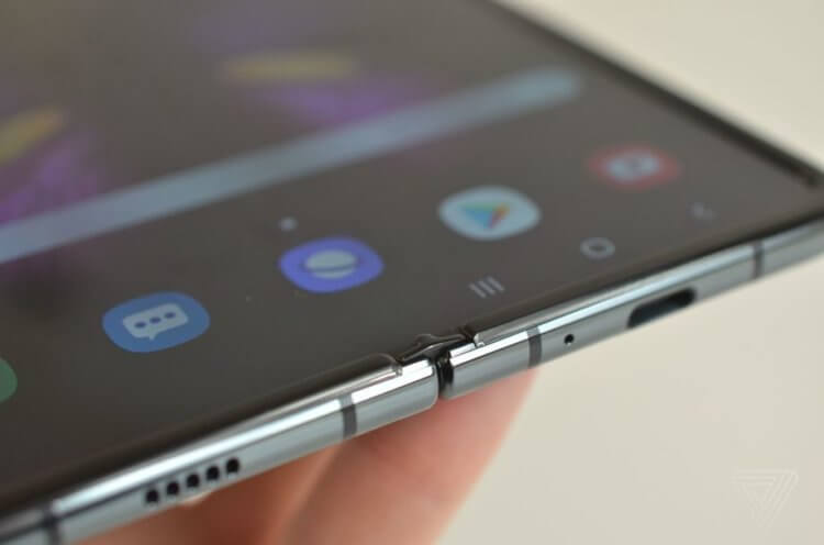 Samsung показала обновлённый Galaxy Fold. Эти заглушки препятствуют попаданию пыли внутрь механизма. Фото.