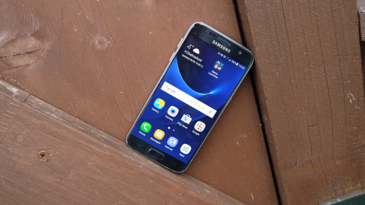 А если хочется флагман? Samsung Galaxy A7 — старичок, который даст фору нынешним смартфонам. Фото.