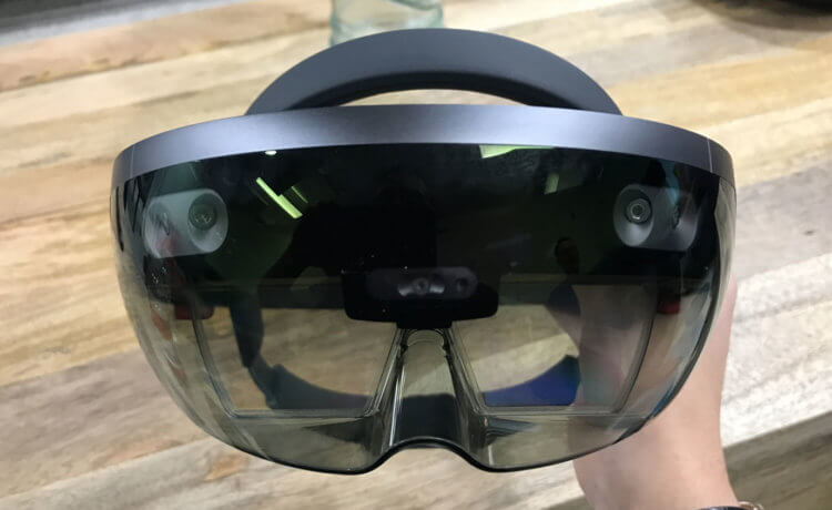 Смарт-очки от Facebook заменят смартфоны? Так выглядит первое поколение AR-гарнитуры HoloLens от Microsoft. Фото.
