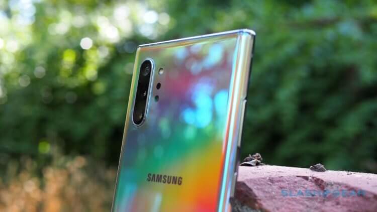 Samsung Galaxy Note 10 Plus — Инновации в знакомом формате. Note 10 выделяется на фоне конкурентов не в последнюю очередь благодаря уникальной расцветке. Фото.