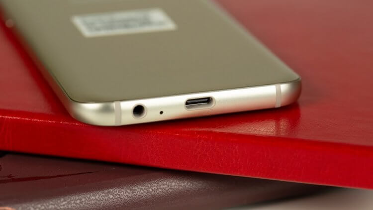 USB-C или Lightning. USB-C есть даже в бюджетных смартфонах. Фото.