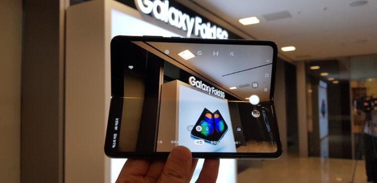 В России уже можно купить Galaxy Fold. Но цена вас не устроит. Galaxy Fold уже продаётся в России. Правда, Samsung к этому не имеет никакого отношения. Фото.