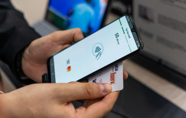 Смартфоны Samsung в России теперь можно использовать как платежные терминалы. Фото.