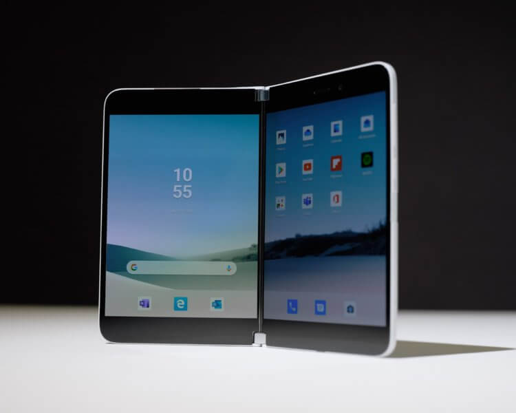 Galaxy Fold и Surface Duo нельзя сравнивать. И всё же, что лучше? Surface Duo в разложенном виде похож на книгу. Фото.