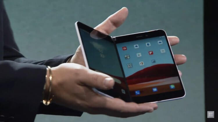 Чем защищён экран Surface Duo. Surface Duo в руках у девушки. Фото.