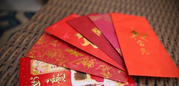 Как использовать QR-коды. Традиционные китайские красные конверты дарятся на праздники. Благодаря WeChat они стали электронными. Фото.