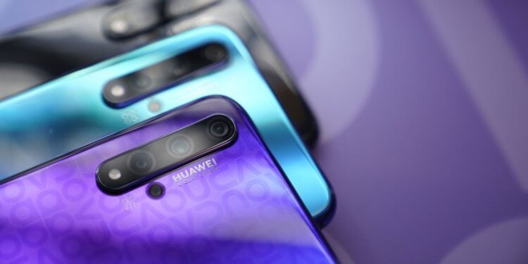 Чем Huawei Nova 5T отличается от Honor 20. Голографический эффект задней панели — эксклюзивная фишка Nova 5T. Фото.
