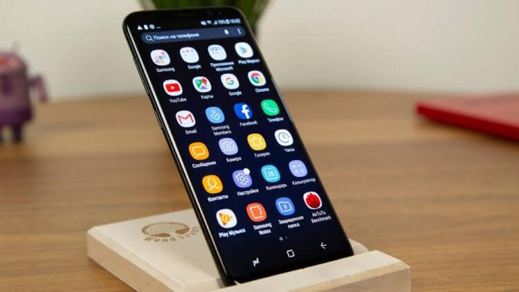 Samsung передумала. Компания всё-таки обновит Galaxy S8 до Android 10. Galaxy S8 по меркам рынка Android-смартфонов уже довольно стар, но Samsung решила продлить его поддержку. Фото.