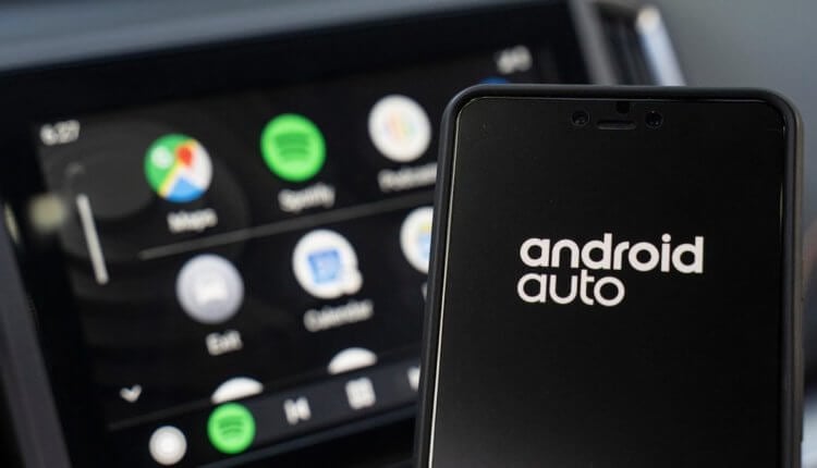 Google выпустила приложение Android Auto на экране телефона для смартфонов. Android Auto на экране телефона появился из-за низкого спроса на Android Auto со стороны автопроизводителей. Фото.