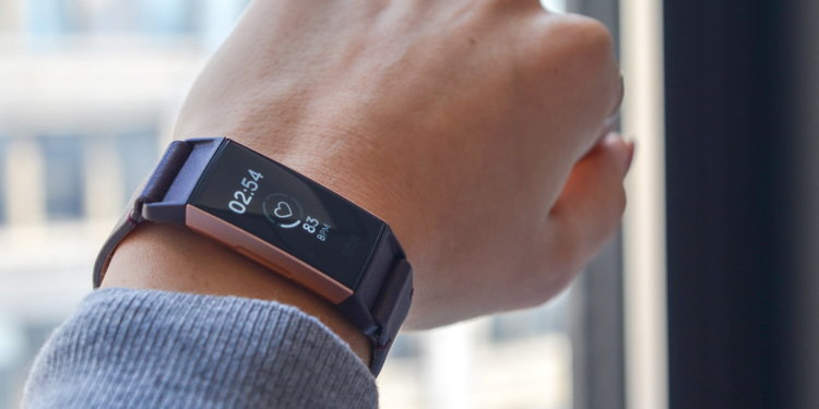 Google официально купила Fitbit. Что это значит. Фото.