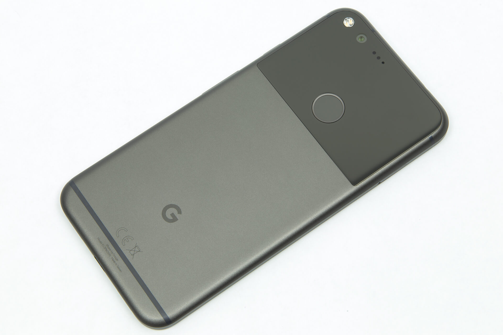 Последнее обновление Google Pixel. Дизайн первого Google Pixel немного спорный, но узнаваемый. Фото.