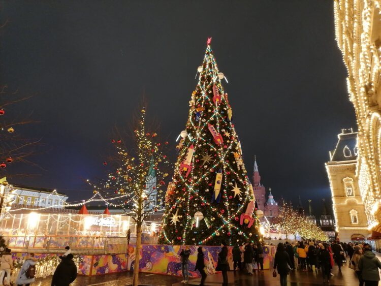 Съемка в темноте. Настоящая елка на Красной площади. Фото.