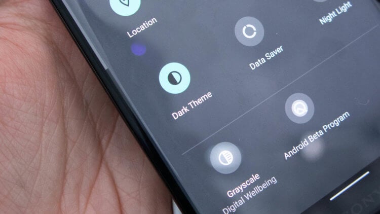 Google рассказала, как изменится ночная тема в Android 11. В Android 11 ночную тему ждёт полезное изменение. Фото.