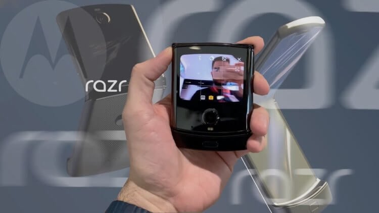 Motorola Razr (2020) — один из самых привлекательных. Motorola Razr — революционный гаджет от китайцев. Многим до выхода он казался действительно революционным, однако компания тянула со стартом продаж, а к моменту выхода у нас появилась возможность приобрести устройство от Samsung по более привлекательной цене. К тому же Razr имеет ряд недостатков, с которыми сложно мириться, учитывая его высокую стоимость. Фото.
