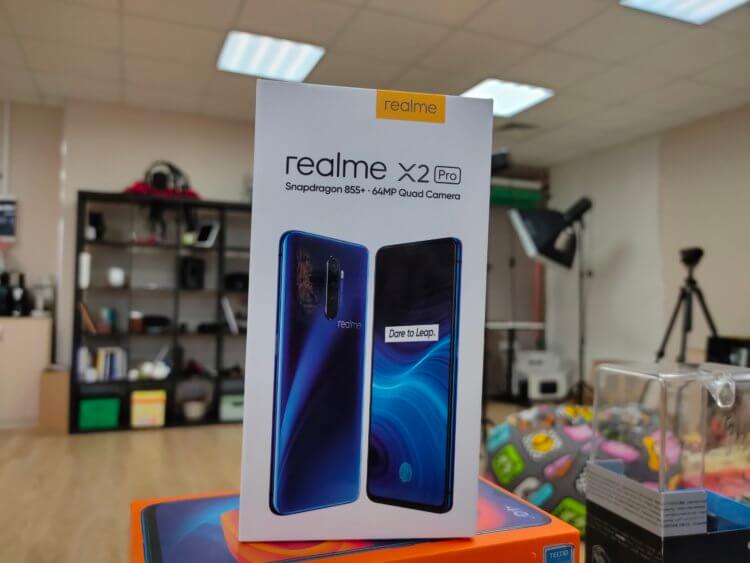 Первое впечатление от realme X2 Pro. Коробка смартфона, сфотографированная на сам смартфон. Фото.