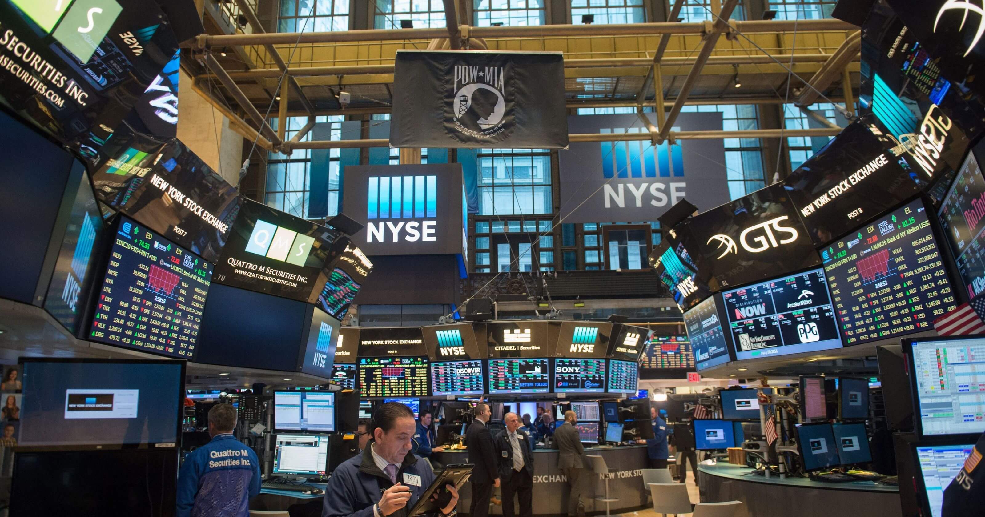Фондов рынок сайт. Фондовая биржа NYSE. Нью-Йоркская фондовая биржа (New York stock Exchange -- NYSE). Торговый зал биржи на Уолл стрит. Wall Street NASDAQ.