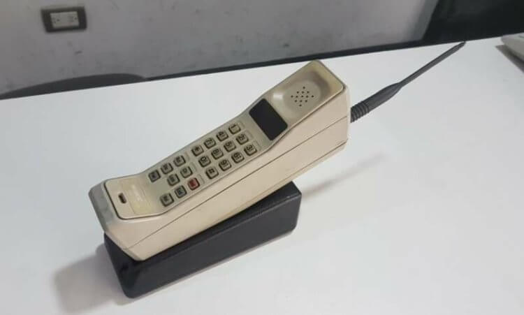 Какими были популярные телефоны с 1980 по 2000 год. DynaTAC 8000X. Фото.
