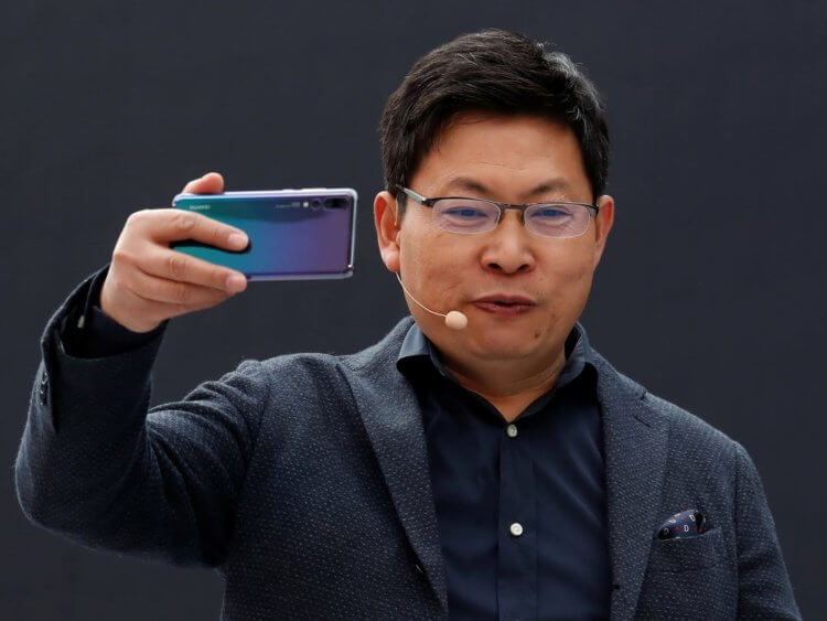 Не отстает и Huawei. Huawei занимает первую строчку на рынке китайской мобильной элетроники. Фото.