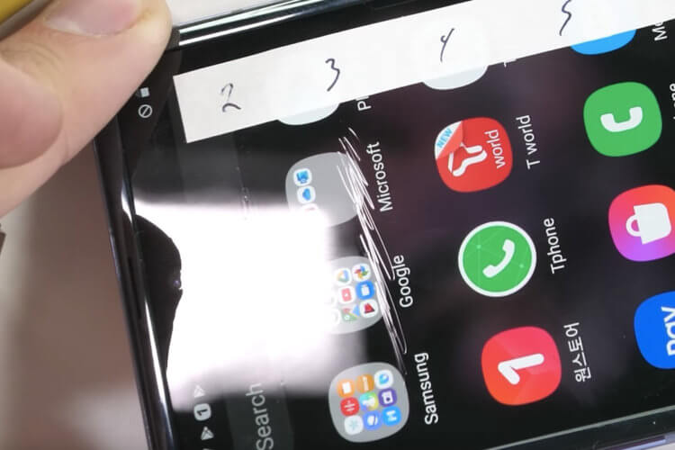 Samsung Galaxy Z Flip не получил стеклянную защиту экрана. Ну, почти. Galaxy Z Flip получил пластик, а не стекло. Фото.