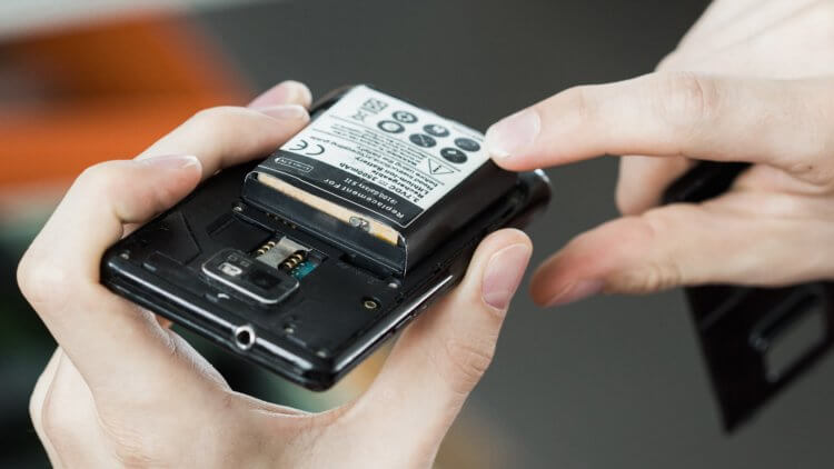 Заменить аккумулятор iPhone. С батареей может произойти всё, что угодно, и пользователь должен иметь возможность её заменить. Фото.