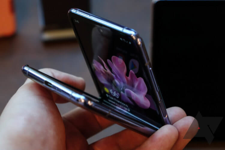 Чем хорош Galaxy Z Flip. Складные смартфоны постепенно становятся доступнее. Galaxy Z Flip — живой тому пример. Фото.