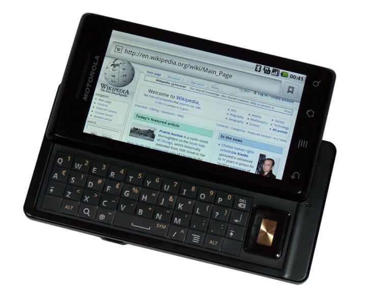 Когда Android стал популярным? Motorola Droid. Фото.