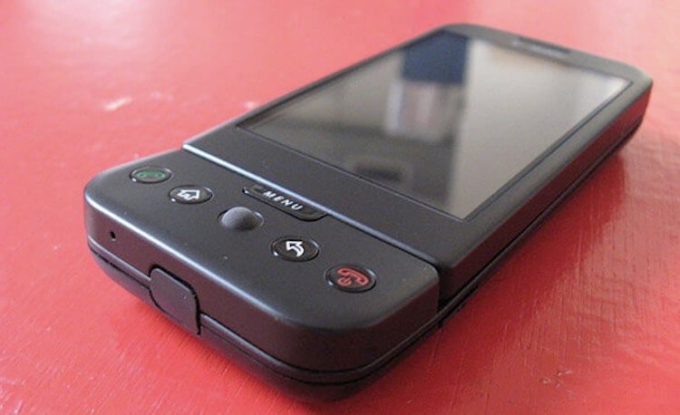 Производитель первого Android смартфона близок к катастрофе. Этот смартфон был крут для своего времени и стал символом успеха HTC на много лет вперед. Фото.