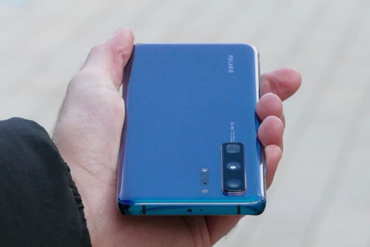 Дизайн Huawei P40. Ободок камеры Huawei P40 аккуратно вписывается в корпус телефона. Фото.