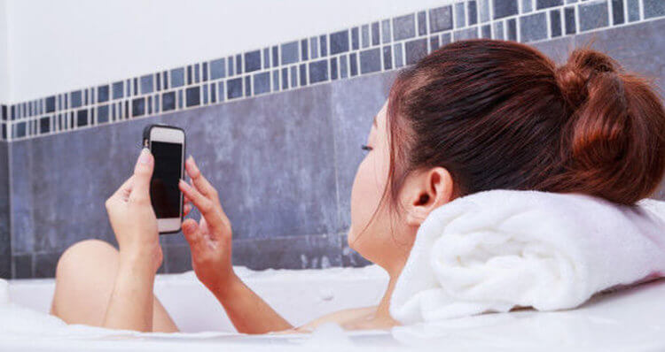 Можно ли брать смартфон в ванную? Лучше не делайте так! Фото.
