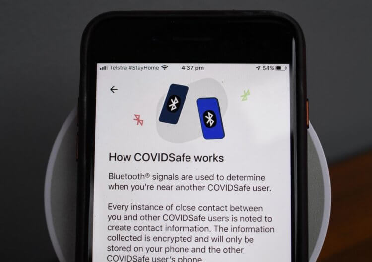 Google запустила тест системы слежения за больными коронавирусом для Android. Функция слежки за больными COVID-19 уже появилась в Сервисах Google Play. Фото.