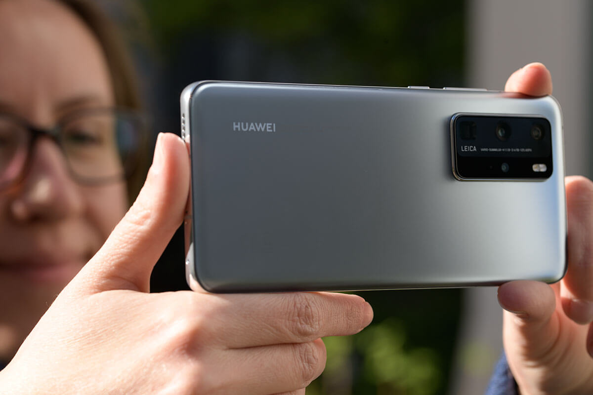 Испанский стыд. Huawei опять опозорилась, выдав профессиональное фото за своё