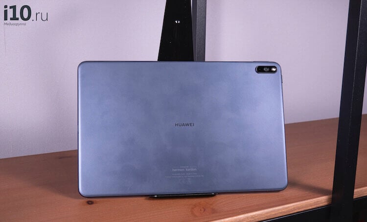 Стоит ли покупать Huawei MatePad Pro. Задняя стенка планшета имеет свойство ляпаться. Фото.