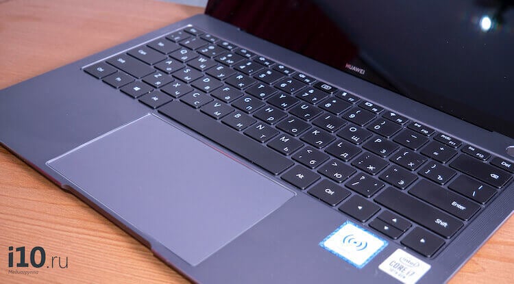 Месяц с ноутбуком Huawei MateBook X Pro. Стоит ли он своих денег? В целом ноутбук выглядит стандартно, но стильно. Фото.
