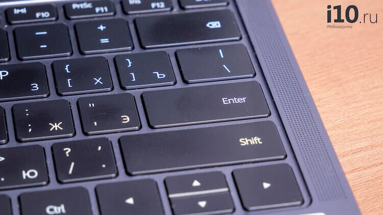 Клавиатура ноутбука Huawei. К такой клавише Enter надо привыкнуть. Особенно после MacBook. Фото.