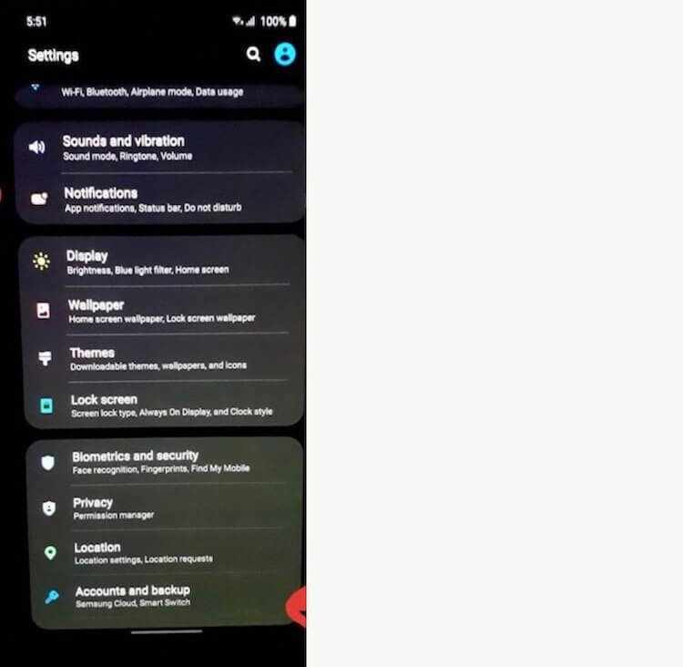 Экраны смартфонов Samsung начали массово зеленеть. Зелёный экран, как правило, является следствием низкой яркости. Фото.