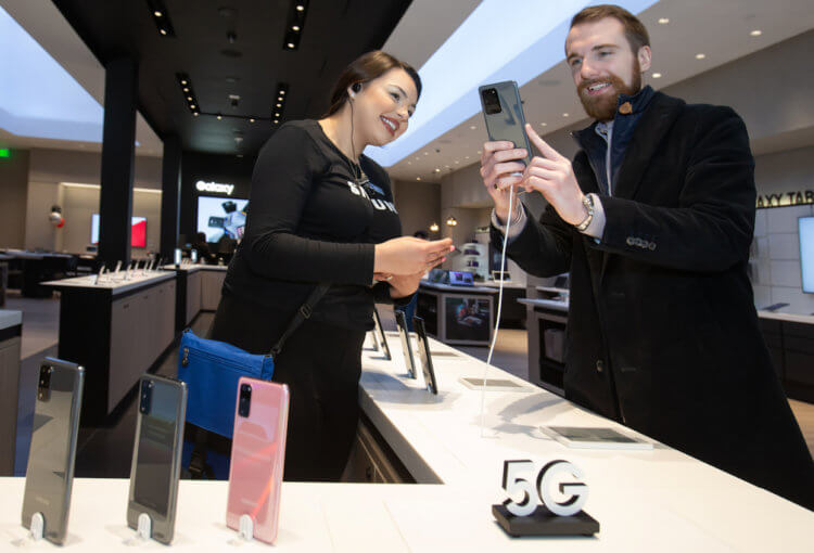 Ӧбнулись: Samsung снова снизила цены на свои смартфоны в России. Фото.