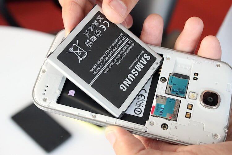 Когда перестали делать съемную батарею в телефонах. Samsung одной из первых начала отказываться от съемных батарей. Фото.