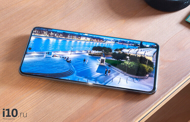 Экран нового Samsung. Экран яркий и сочный, а отверстие почти незаметно. Фото.