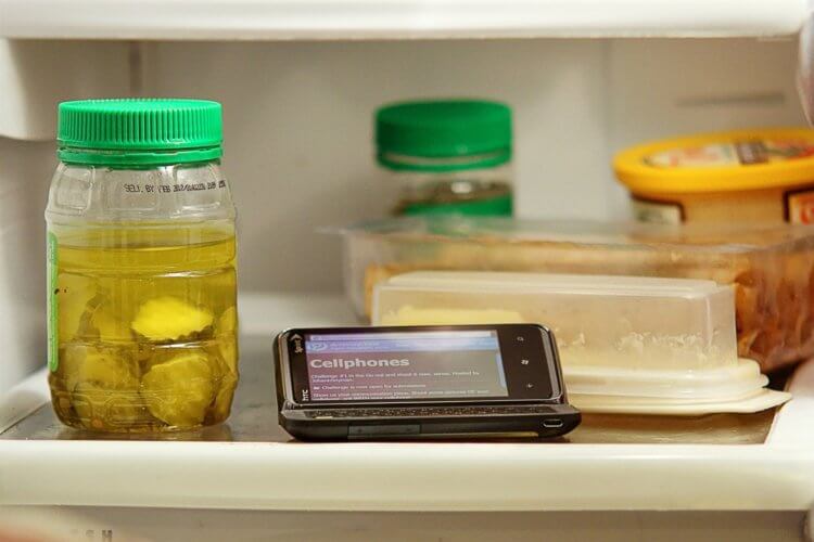 Зачем класть телефон в холодильник. Некоторые причины спрятать смартфон в холодильник действительно могут иметь смысл. Фото.