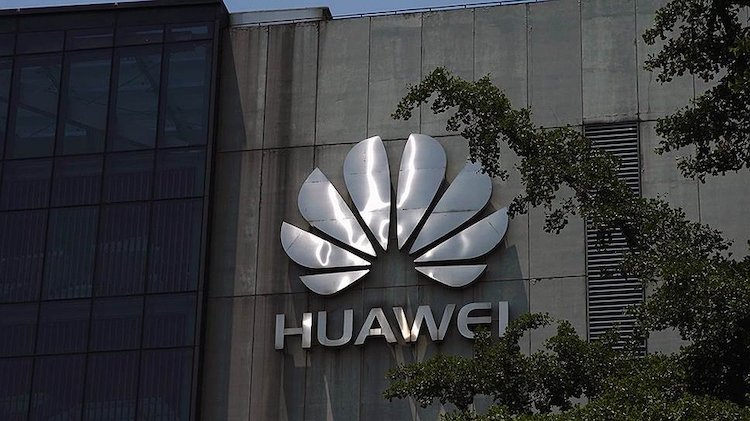 Насколько меньше телефонов стала продавать Huawei. Логотип Huawei для многих стал символом сопротивления. Пока у компании получается оправдывать это. Фото.