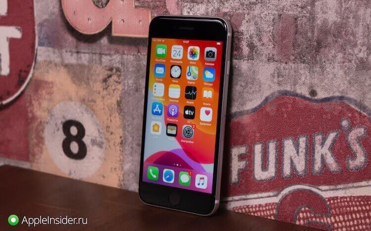Apple iPhone SE 2020 — главный конкурент. Apple одумалась, а теперь одумался и OnePlus. Фото.