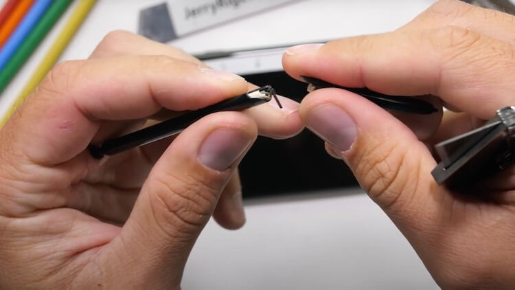 Корпус Samsung Galaxy Note 20. Если психануть, S Pen можно и сломать. Фото.